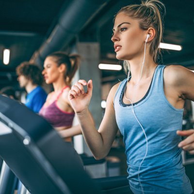 Frauen laufen auf dem Laufband
