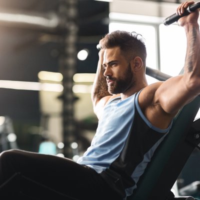 Mann trainiert seine Arme im Fitnessstudio